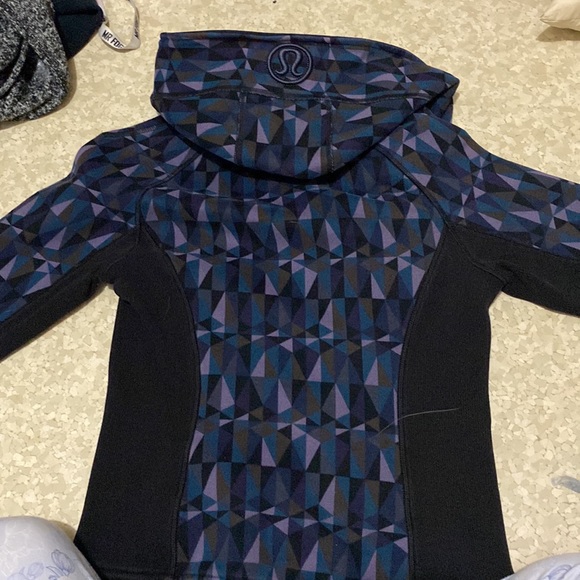 Black multicoloured lululemon zip-up hoodie perfect condition - Picture 3 of 3